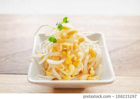 Namul of bean sprouts 108215297