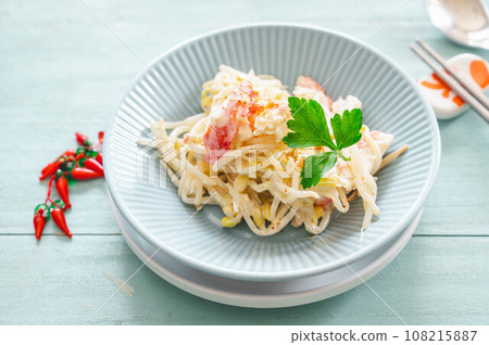 蛋黃醬沙拉佐豆芽和蟹棒 108215887