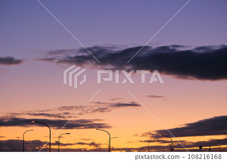 夕陽照亮的雲彩和路燈 夕陽照亮的雲彩和路燈 108216168