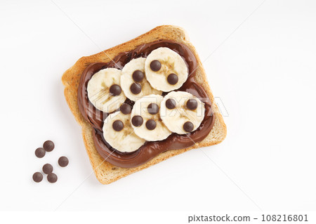 Sweet toast with chocolate butter and bananas. Flatly, copyspace. 108216801