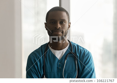 Confident African surgeon man in uniform scrubs posing in clinic Confident African surgeon man in uniform scrubs posing in clinic 108221767