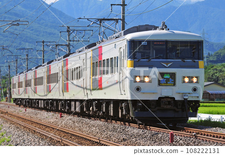 上越線五貫沼田 JR 東日本 185 系 OM06 編組(大宮)水上 上越線五貫沼田 JR 東日本 185 系 OM06 編組(大宮)水上 108222131