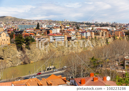 Tbilisi. Panoramic beautiful picture of cityscape Of spring old town 108223286