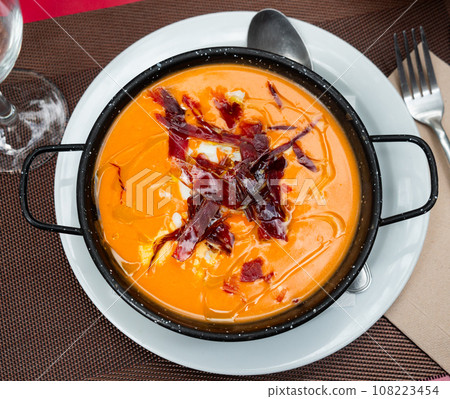Cordoban salmorejo with ham and egg shavings closeup 108223454