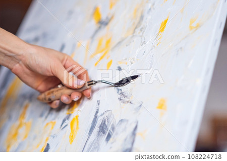 The artist paints an abstract painting using mastichin. 108224718