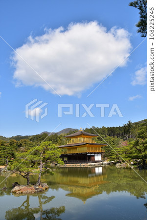 日本春天的京都，世界遺產金閣寺，金色的捨利殿和天空中的大雲，綠意盎然的六園寺花園和池塘 108225246