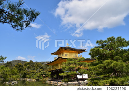 日本春天的京都、世界遺產金閣寺、金色舍利堂、綠意盎然的六園寺花園和鏡子池 108225598