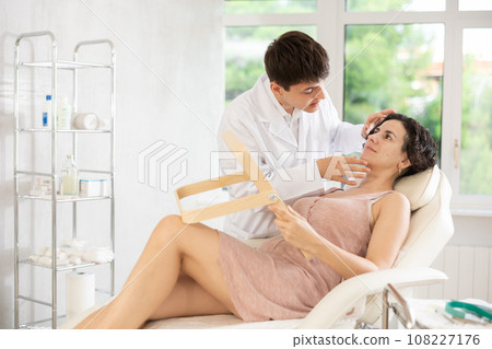 Female patient with mirror 108227176