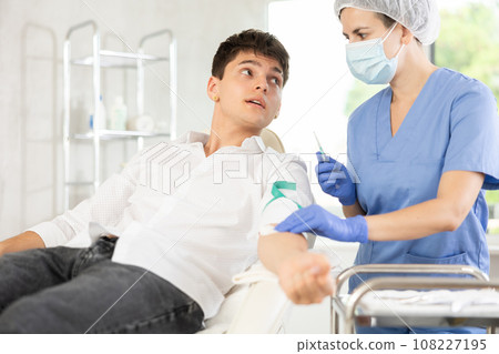 Intravenously injection male patient 108227195