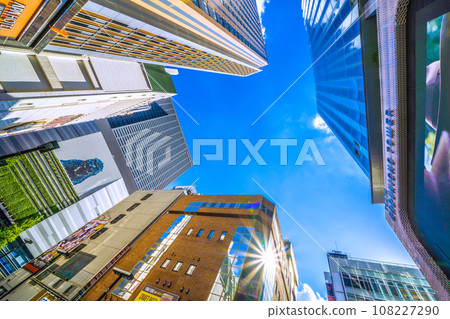 日本東京城市景觀，俯瞰新宿的新標誌東急歌舞伎町塔。希望之光…走向輝煌時代 108227290