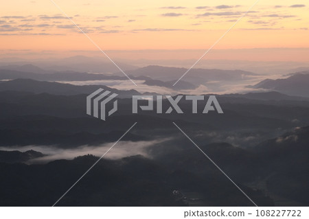 The sea of clouds dyed in the morning glow The sea of clouds dyed in the morning glow 108227722