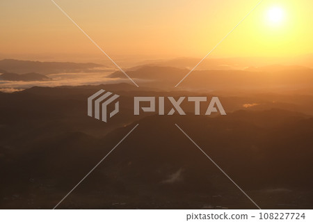 從山上看日出和雲海 從山上看日出和雲海 108227724