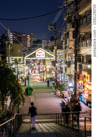 台東區「東京」谷中銀座商店街的夜晚 108228050