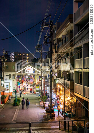 台東區「東京」谷中銀座商店街的夜晚 台東區「東京」谷中銀座商店街的夜晚 108228056