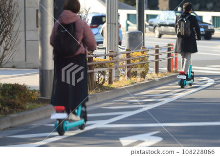 在路上運行的電動滑板的圖像 在路上運行的電動滑板的圖像 108228066