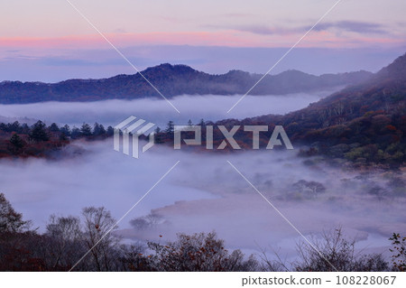 秋天的角滿淵和赤城大沼沉入雲海 秋天的角滿淵和赤城大沼沉入雲海 108228067
