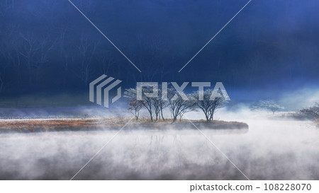 Kakumanbuchi in autumn shrouded in fog 108228070