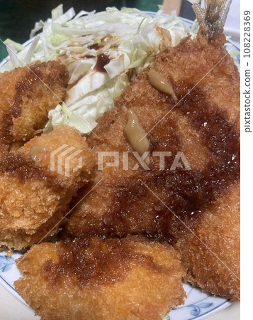 炸竹莢魚和炸牡蠣 炸竹莢魚和炸牡蠣 108228369