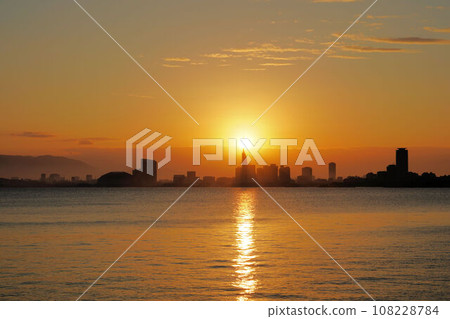 從能古島看福岡市的日出 108228784