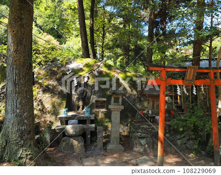 岩船神社的岩石和鳥居(大阪府交野市)2 岩船神社的岩石和鳥居(大阪府交野市)2 108229069