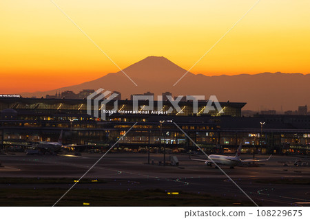從羽田機場第一航廈看到的富士山秋日夕陽景色 108229675