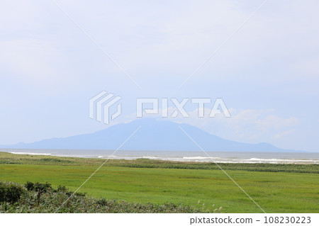 從日本最大的高層濕地北海道利尻禮文佐呂別國立公園的佐呂別荒野俯瞰利尻島近海的日落 從日本最大的高層濕地北海道利尻禮文佐呂別國立公園的佐呂別荒野俯瞰利尻島近海的日落 108230223