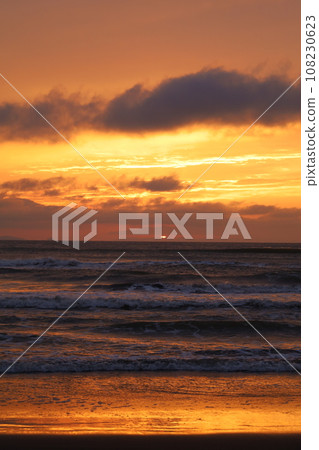 從日本最大的高層濕地北海道利尻禮文佐呂別國立公園的佐呂別荒野俯瞰利尻島近海的日落 108230623
