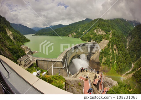 展望台的黑部大壩和黑部湖 108231063