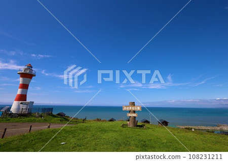 夏天的北海道,沿著日本海一側一望無際的海岸線行駛,在初別山村邂逅天文與大海,岬角上的燈塔和天文台,海天一色。 夏天的北海道,沿著日本海一側一望無際的海岸線行駛,在初別山村邂逅天文與大海,岬角上的燈塔和天文台,海天一色。 108231211