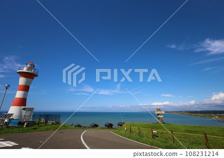 夏天的北海道，沿著日本海一側一望無際的海岸線行駛，在初別山村邂逅天文與大海，岬角上的燈塔和天文台，海天一色。 108231214