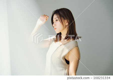 一個女人站在窗邊 108231334