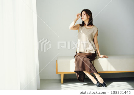 一個女人坐在窗口 108231445