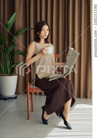 讀報紙的婦女 讀報紙的婦女 108231598
