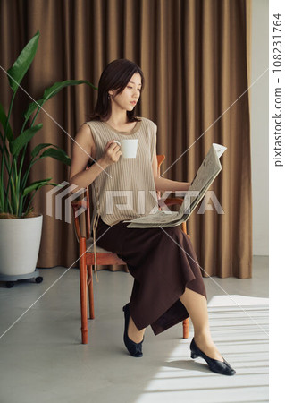 讀報紙的婦女 108231764