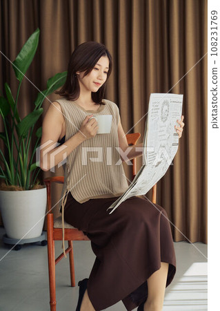 讀報紙的婦女 108231769