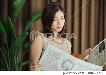 讀報紙的婦女 讀報紙的婦女 108231775
