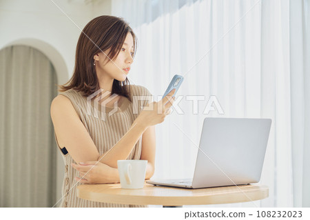 使用智慧型手機和電腦的女性 108232023