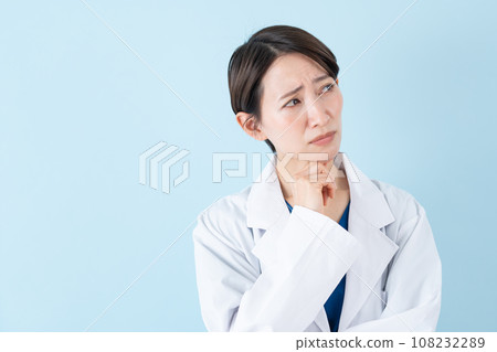 思考的女醫生/藍色背景 108232289