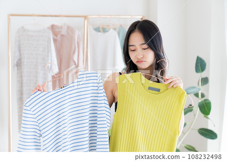 A young woman choosing clothes 108232498