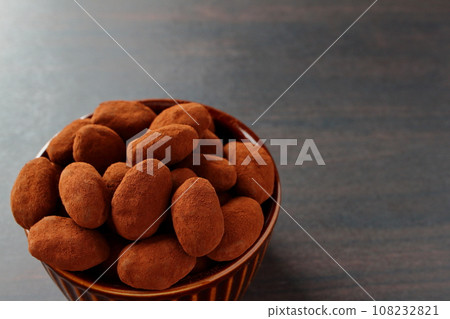 Almond chocolate in cocotte Almond chocolate Almond chocolate in cocotte Almond chocolate 108232821
