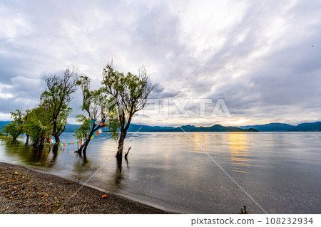 Luo Lake 108232934