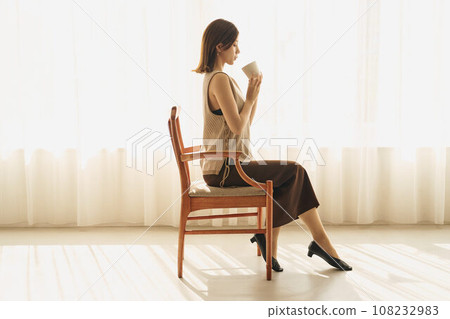 在窗口的婦女飲用的咖啡 108232983