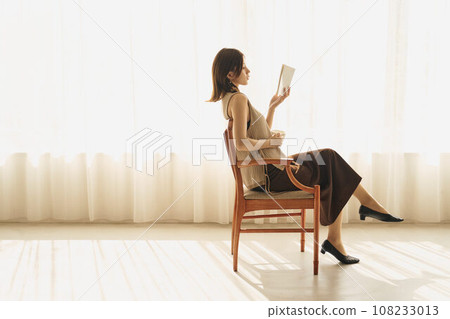 A woman reading 108233013