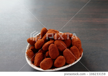 杏仁巧克力放在白盤上 108233159