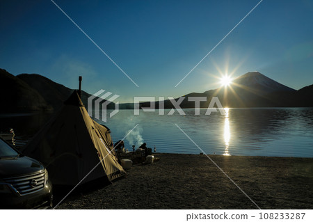 Japanese landscape: Dawn at Lake Motosu campsite in winter 108233287