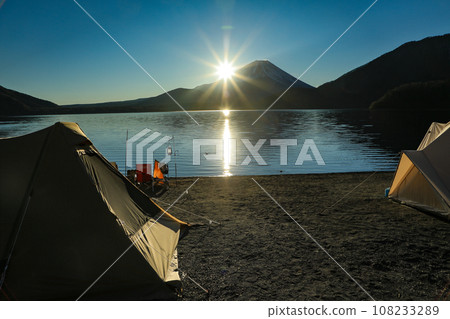Japanese landscape: Dawn at Lake Motosu campsite in winter 108233289