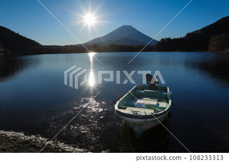 Japanese landscape: Dawn at Lake Motosu Japanese landscape: Dawn at Lake Motosu 108233313