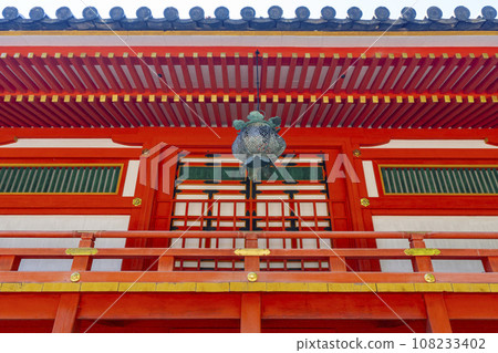 石清水八幡宮，正殿後方掛著燈籠（京都府八幡市） 108233402