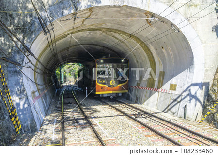 從纜車八幡宮山上站(京都府八幡市八幡平野山)搭乘纜車“小金” 從纜車八幡宮山上站(京都府八幡市八幡平野山)搭乘纜車“小金” 108233460