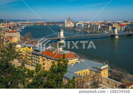 Chain bridge and beautiful buildings on the waterfront, Budapest, Hungary 108234508